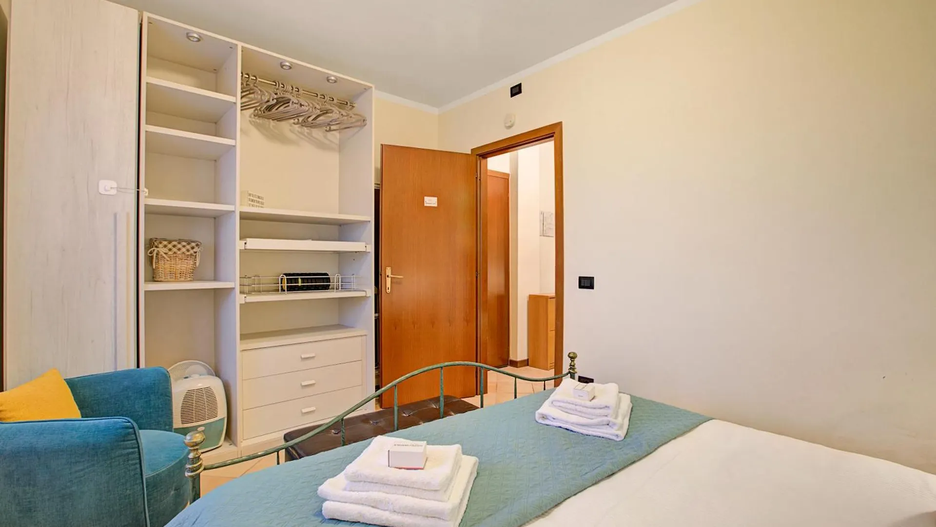 Amirovista Lake View & Shared Pool - Happy Rentals Villanuova sul clisi 0*,  Italy