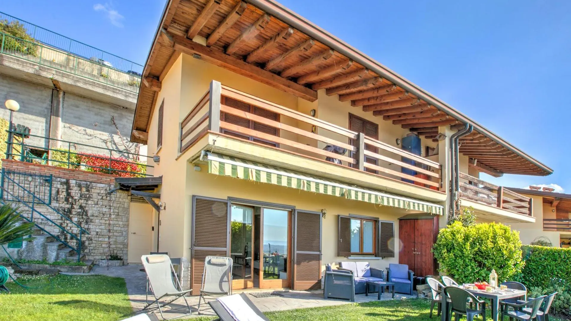 Apartment Amirovista Lake View & Shared Pool - Happy Rentals Villanuova sul clisi Italy